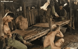 Đằng sau cảnh quay rùng mình nhất Mưa Đỏ: Nam chính ngứa ngáy không chịu nổi, bị tất cả đồng nghiệp xa lánh