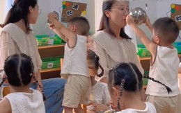 Vì sao cảnh cậu bé giơ bát cơm trong giờ ăn tại trường mầm non lại gây sốt MXH?