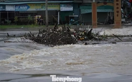 Nước lũ cuồn cuộn đổ về, cầu ngập sâu cả mét