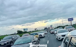 Phương tiện tăng gấp 2 - 3 lần, cửa ngõ Hà Nội và cao tốc ùn tắc kéo dài