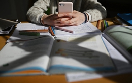 Pháp đề xuất cấm bán điện thoại thông minh cho trẻ em dưới 15 tuổi, trẻ từ 11 tuổi sử dụng điện thoại không có Internet