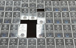 Giá bạc giảm nhẹ phiên đầu tuần, nhà đầu tư chờ thêm dữ liệu kinh tế từ Mỹ và phản ứng của đồng USD