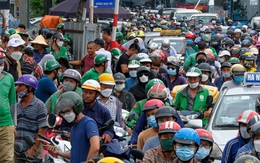 Bỏ xe xăng nhưng vẫn mỗi người một xe máy, Hà Nội bao giờ hết ùn tắc? Bỏ xe xăng nhưng vẫn mỗi người một xe máy, Hà Nội bao giờ hết ùn tắc?