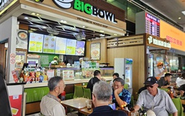 Nhiều hành khách lặng lẽ bỏ đi sau khi nhìn giá phở, mì gói ở sân bay