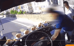 VIDEO: Tài xế 7 chỗ đi vào làn khẩn cấp, còn bị tố rút chìa khóa xe khách rồi cầm đi VIDEO: Tài xế 7 chỗ đi vào làn khẩn cấp, còn bị tố rút chìa khóa xe khách rồi cầm đi