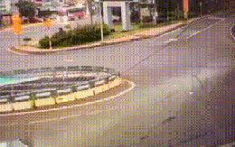 Xe tải kéo đứt dây cáp viễn thông, người đi xe máy bị quật văng giữa đường