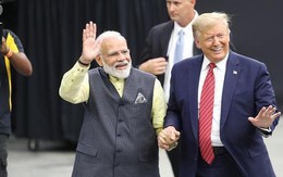 Bị ông Trump áp thuế 25%, nền kinh tế tiên phong của BRICS chịu hậu quả, đồng tiền rơi xuống mức thấp kỷ lục