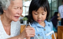 "Bà lại đến ăn miễn phí" - Câu nói của đứa cháu 5 tuổi khiến bà bật khóc, ai nấy chỉ trích người mẹ