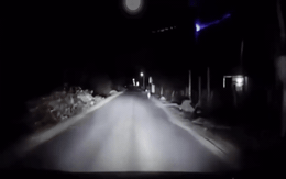 Bố mẹ ngủ say, con 2 tuổi tự mở cửa đi ra đường giữa đêm, diễn biến sau đó khiến nhiều người thót tim