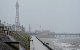 Bão Floris gây gián đoạn giao thông tại Anh, gió giật tới 137 km/h