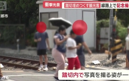 Khách du lịch tràn ra đường ray nổi tiếng "sống ảo" bất chấp biển cấm, xe cấp cứu mắc kẹt 15 phút không đi qua nổi