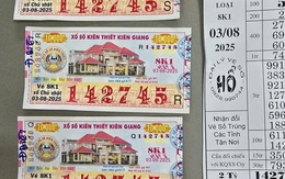 Người mẹ được các con "hộ tống" đi đổi vé số trúng giải độc đắc Người mẹ được các con "hộ tống" đi đổi vé số trúng giải độc đắc