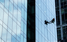 Ngỡ ngàng công nghệ Trung Quốc: Ra mắt loại cửa kính tự làm sạch đến 98% bụi mịn chỉ trong vài giây, không cần nước hay chất tẩy rửa, chỉ dày 0,62 mm