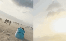 Clip sốc: Vòi rồng cuồn cuộn bất ngờ xuất hiện, cuốn phăng tất cả trên bãi biển đông nghịt người