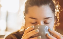 Vì sao trời nóng uống nước ấm có thể giúp hạ nhiệt?