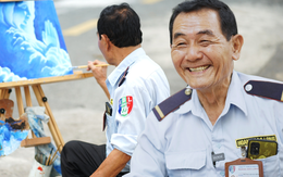 Chuyện của bác "họa sĩ trông xe" dễ thương nhất TP.HCM: Ai đi ngang cũng ngoái lại nhìn!