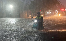 Mưa lớn bất ngờ đổ xuống TP HCM, nhiều tuyến đường đang ngập sâu, xe chết máy