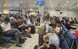 Mưa giông bất ngờ ở TP HCM, hàng loạt chuyến bay bị ảnh hưởng