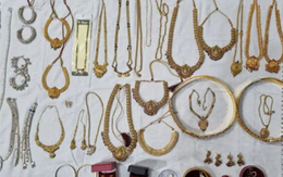 Đột kích nhà riêng của cựu nhân viên phát triển hạ tầng nông thôn lương chưa đến 4,5 triệu, tịch thu 26 căn nhà, 6 mảnh đất cùng số vàng, trang sức trị giá 2,5 tỷ đồng