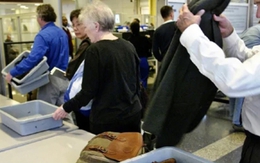 Vì sao qua cửa an ninh sân bay phải cởi giày, thắt lưng và đồng hồ?