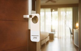"Ngay khi tôi bước vào khách sạn, tôi ném nó vào góc": Bí mật ẩn sau vẻ hào nhoáng và sự thật ít người biết trong phòng khách sạn