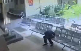 Người đàn ông bất ngờ đổ gục xuống nền, ngừng tim khi đang chờ khám bệnh