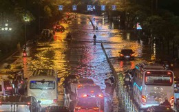 Công ty thoát nước Hà Nội: Đường Võ Chí Công bị ngập sâu, kéo dài do "lượng mưa tăng đột biến"