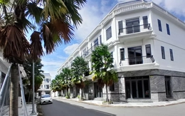 Cận cảnh 42 căn nhà liền kề xây không phép, chủ đầu tư 'biến mất'