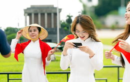 Quảng trường Ba Đình rực rỡ sắc đỏ từ sớm, người dân háo hức đếm ngược đến ngày Quốc khánh 2/9