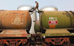 Quyết ‘dí’ Ấn Độ đến cùng vì mua dầu Nga: Quốc gia BRICS khác, vốn là đối trọng lớn nhất của Mỹ, được ông Trump “trao” món quà lớn