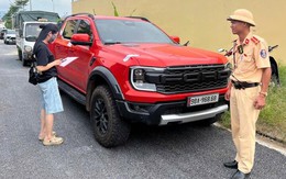 Xe bán tải vượt đèn đỏ, lộ biển số giả 'lộc phát'