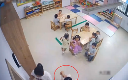 Mẹ bận đi làm, check camera lớp mẫu giáo con học rồi bật khóc khi chứng kiến hành động của giáo viên