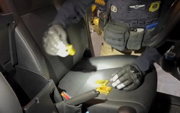 Chặn ngẫu nhiên một chiếc ô tô, cảnh sát bất ngờ phát hiện 103 kg vàng, vị trí giấu khó ai ngờ tới