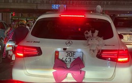 Cảnh sát giao thông truy tìm chủ ô tô gắn nơ hồng, cố tình che biển số