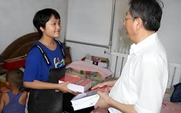 Thi ĐH với số điểm cao kỷ lục, nữ sinh được trường cấp 3 thưởng nóng 146 triệu đồng, 2 trường ĐH top đầu “tranh giành”: Khi đến nhà ai cũng phải lặng người