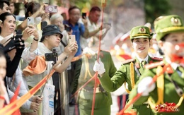 Sáng Hà Nội hào hùng với màn diễu hành quanh hồ Hoàn Kiếm, người dân nô nức "đội nắng" đi xem