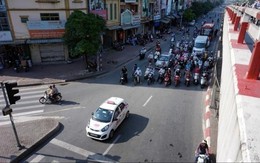 Thói quen chờ đèn đỏ tưởng vô hại, ai ngờ phạm luật, lỗi này nhiều người mắc phải, đặc biệt là xe máy