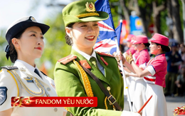 Cận cảnh visual toả sáng của các nữ chiến sĩ quân nhạc trên phố đi bộ hồ Gươm: Những nụ cười "đốn tim"