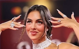 Bạn gái Ronaldo bị chê cười