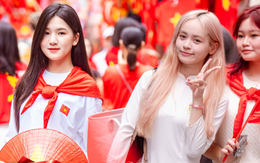 Khối nàng thơ tiến về Hàng Mã