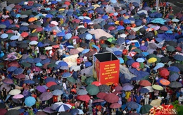 Hà Nội mưa như trút, "khối yêu nước" vẫn không rời vị trí để xem diễu binh 2/9