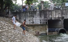 Người dân hồ hởi vợt cá sau khi sông Tô Lịch được bổ cập nước từ Hồ Tây