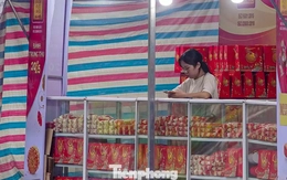 Bánh trung thu 'đổ bộ' khắp phố, tưởng không ế mà... ế không tưởng