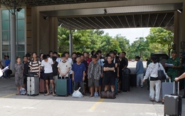 Tiếp nhận thêm 79 "nhân viên chứng khoán", "shipper", tiếp viên karaoke do Campuchia trao trả