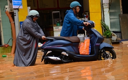 Con đường Đà Lạt bị ngập nặng "nhuộm đỏ" chỉ sau 1 cơn mưa