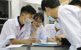 Tại sao Bác sĩ nội trú được gọi là ‘lớp váng’ tinh tuý nhất của ngành y? Đọc sách tính bằng cân, ôn thi như “luyện đơn trong lò bát quái”