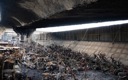 Cận cảnh cầu Vĩnh Tuy sau vụ cháy kinh hoàng 500 xe máy: Xác xe nằm la liệt, bê tông bong tróc lộ thép