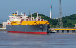 Sau Ấn Độ, thêm một khách hàng tiếp tục chốt đơn LNG của Nga bất chấp lệnh trừng phạt, hàng trăm nghìn m3 khí đốt đã cập bến