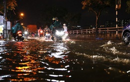 Mưa lớn kết hợp triều cường, đường Trần Xuân Soạn ngập sâu