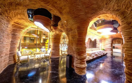 ”Dở khóc dở cười”: Địa điểm du lịch hút khách giống hang động nhưng thực chất là nhà vệ sinh công cộng